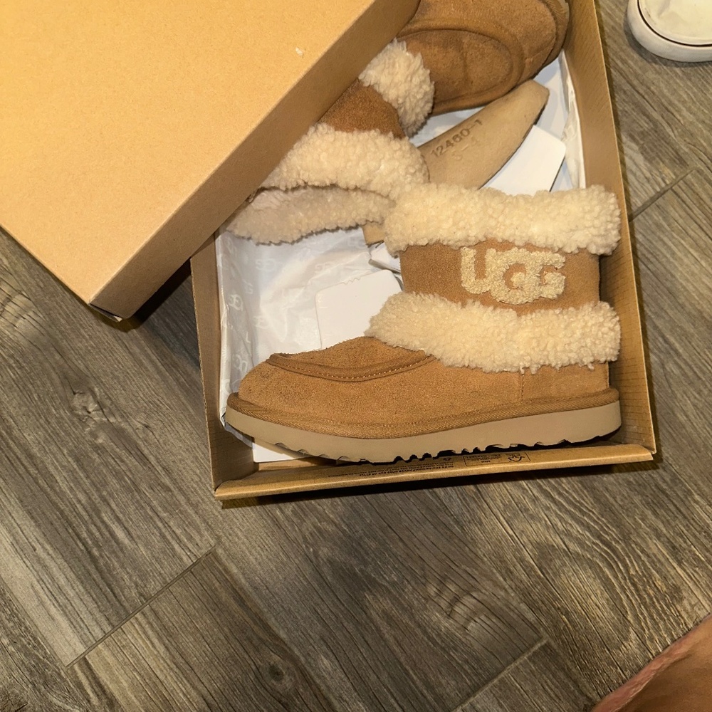 Girl Uggs Size 3